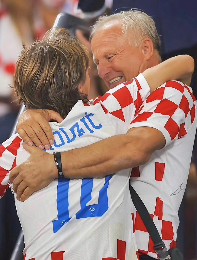 火箭后场防守铁闸退赛，乌帅临时变阵，前锋12+7首发休城已取得11连胜