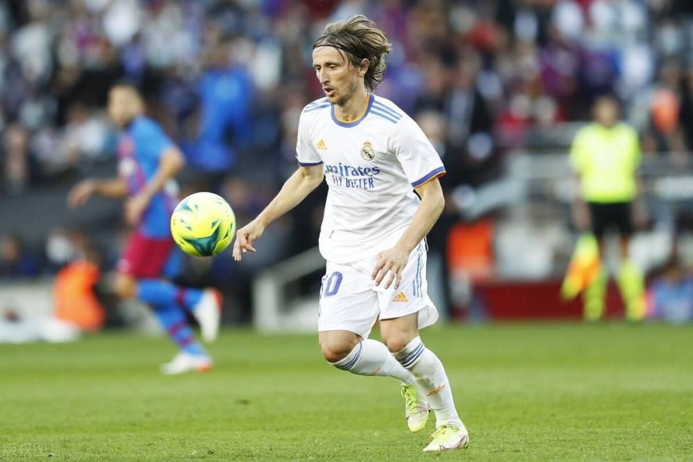 中场一脚直塞把后防撕开了