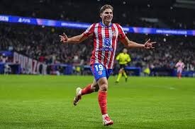 哥们这是中锋该有的？奎因闲庭信步运球走到篮下拉杆命中