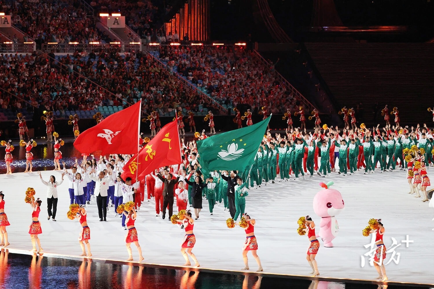 巴塞罗那总监在酒店会见拉什福德的经纪人；利物浦右后卫赛季报销；曼联名宿猛夸赖斯；